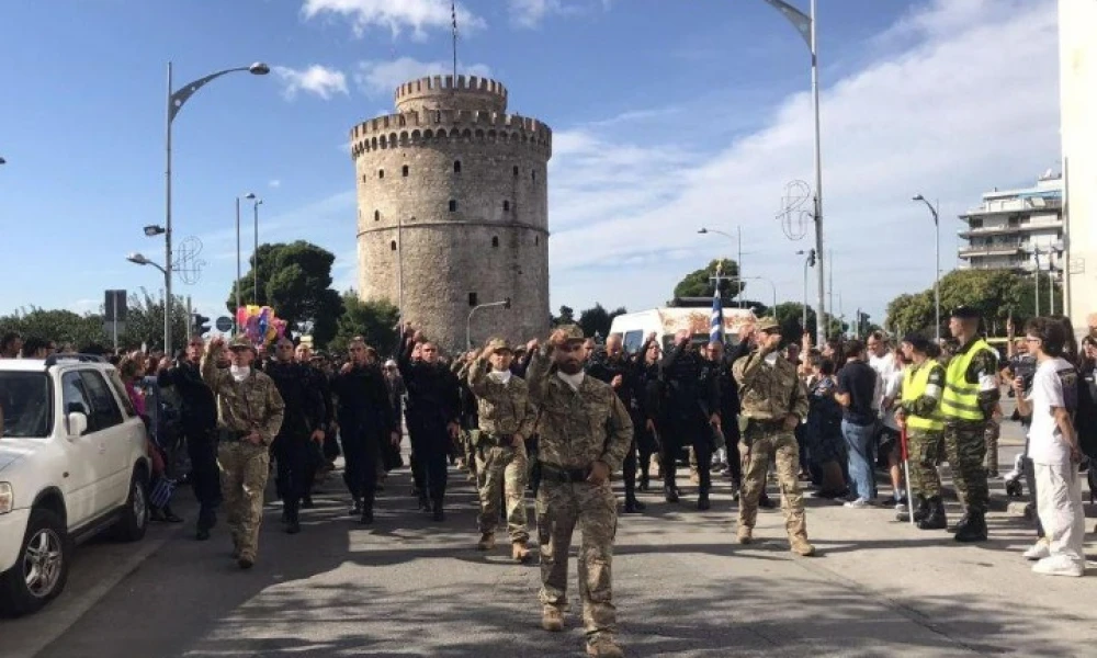 Θεσσαλονίκη: ΟΥΚάδες παρελαύνουν και τραγουδούν το «Μακεδονία Ξακουστή» μπροστά στο Λευκό Πύργο